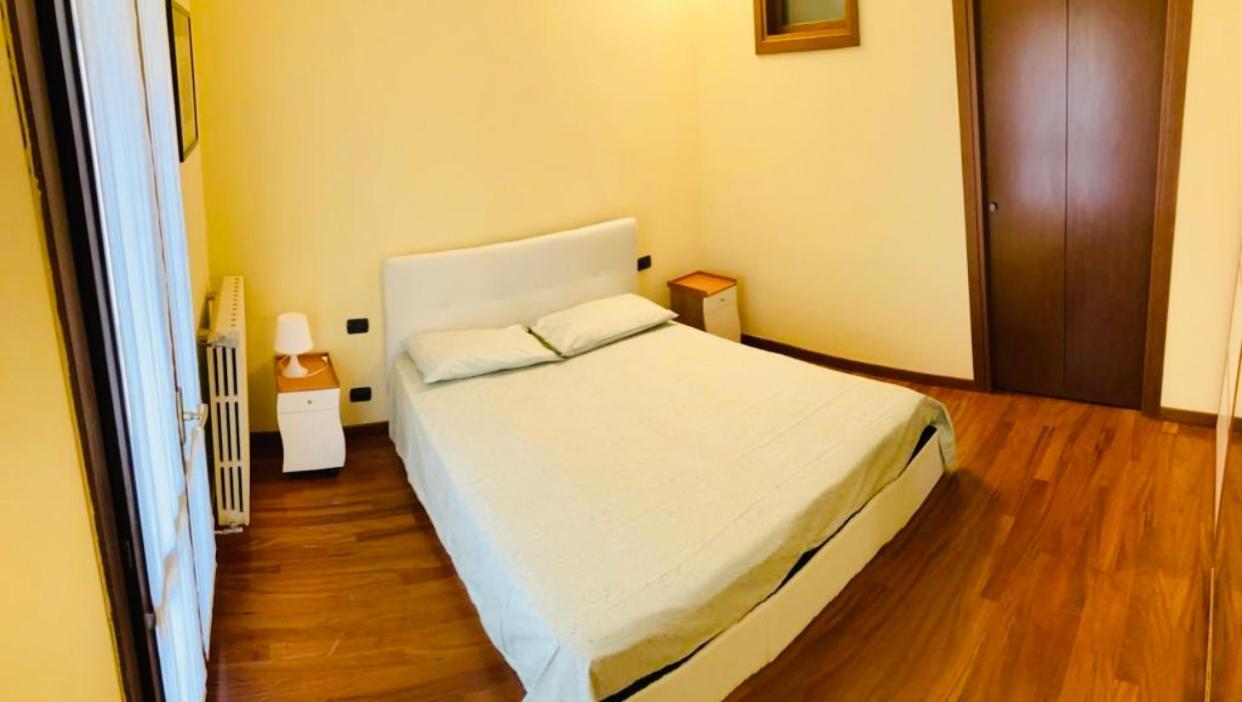 Bilocale Zona Centro Apartment Milan Luaran gambar